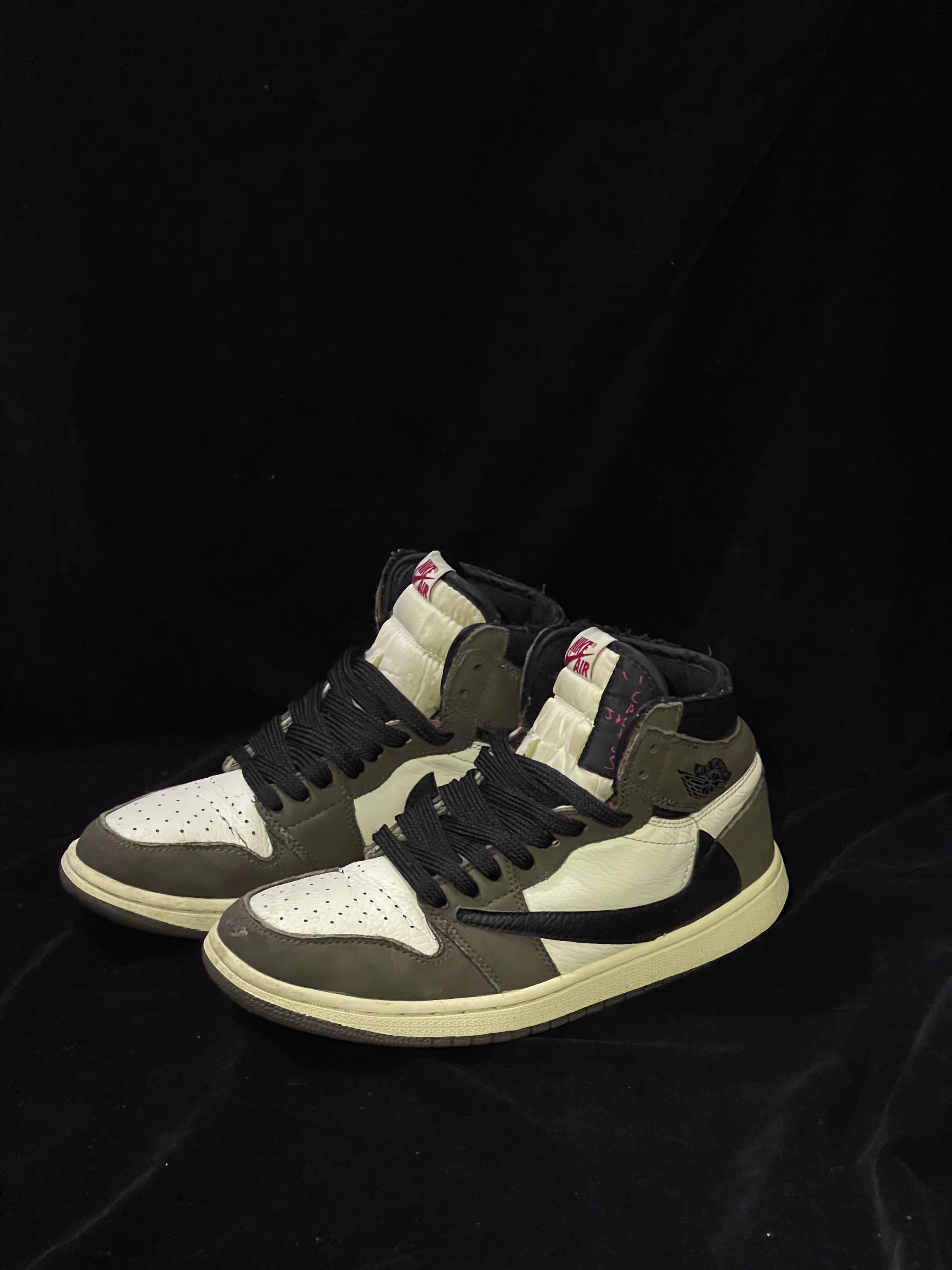 Travis Scott Jordan 1 high x traviss scot mocha - 9/10 Preloved lifestyle in Pakistan