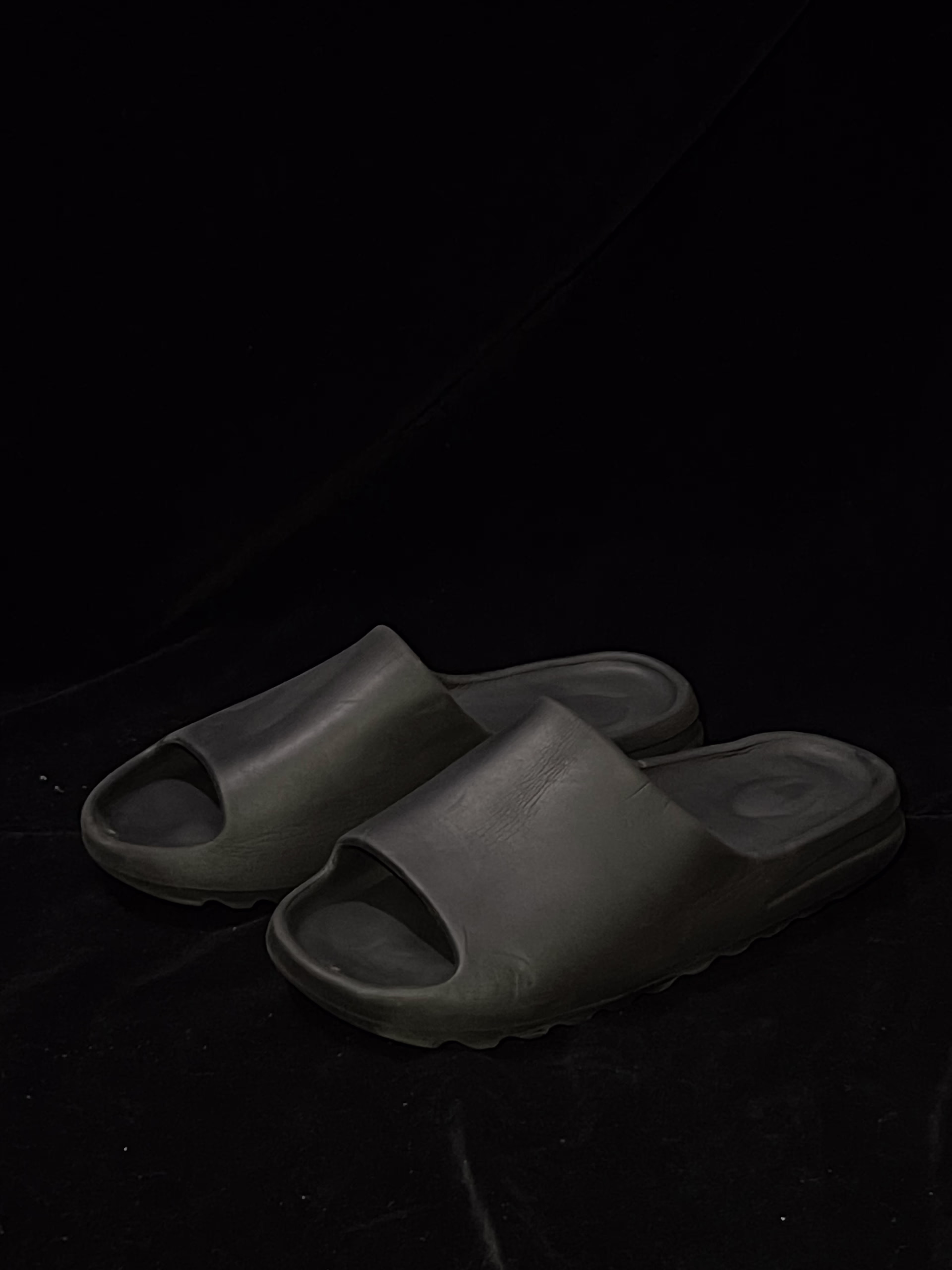 Adidas Yeezy slide black  - 9/10 Preloved slides in Pakistan