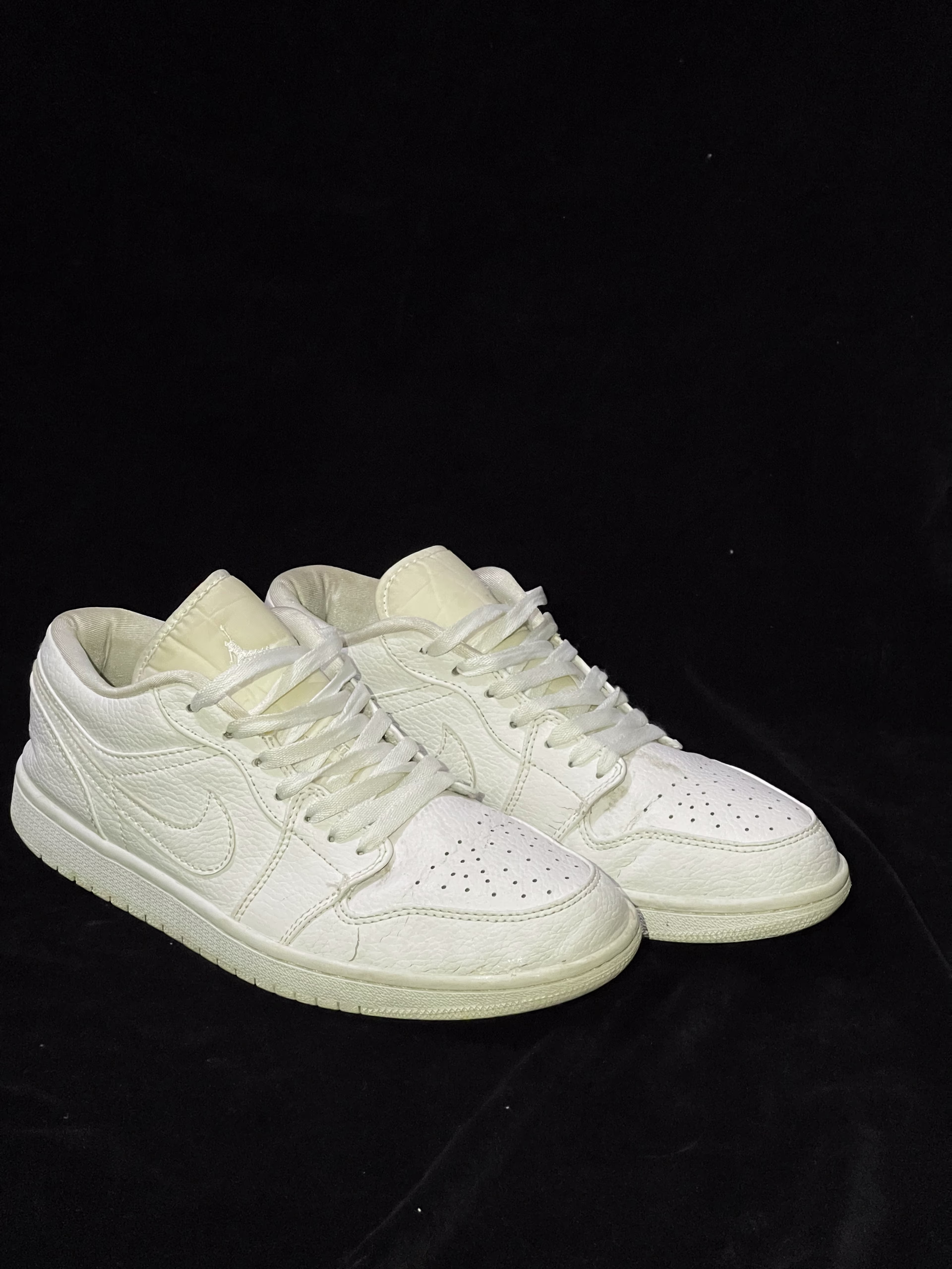 Jordan Jordan 1 low triple white - 9/10 Preloved basketball in Pakistan