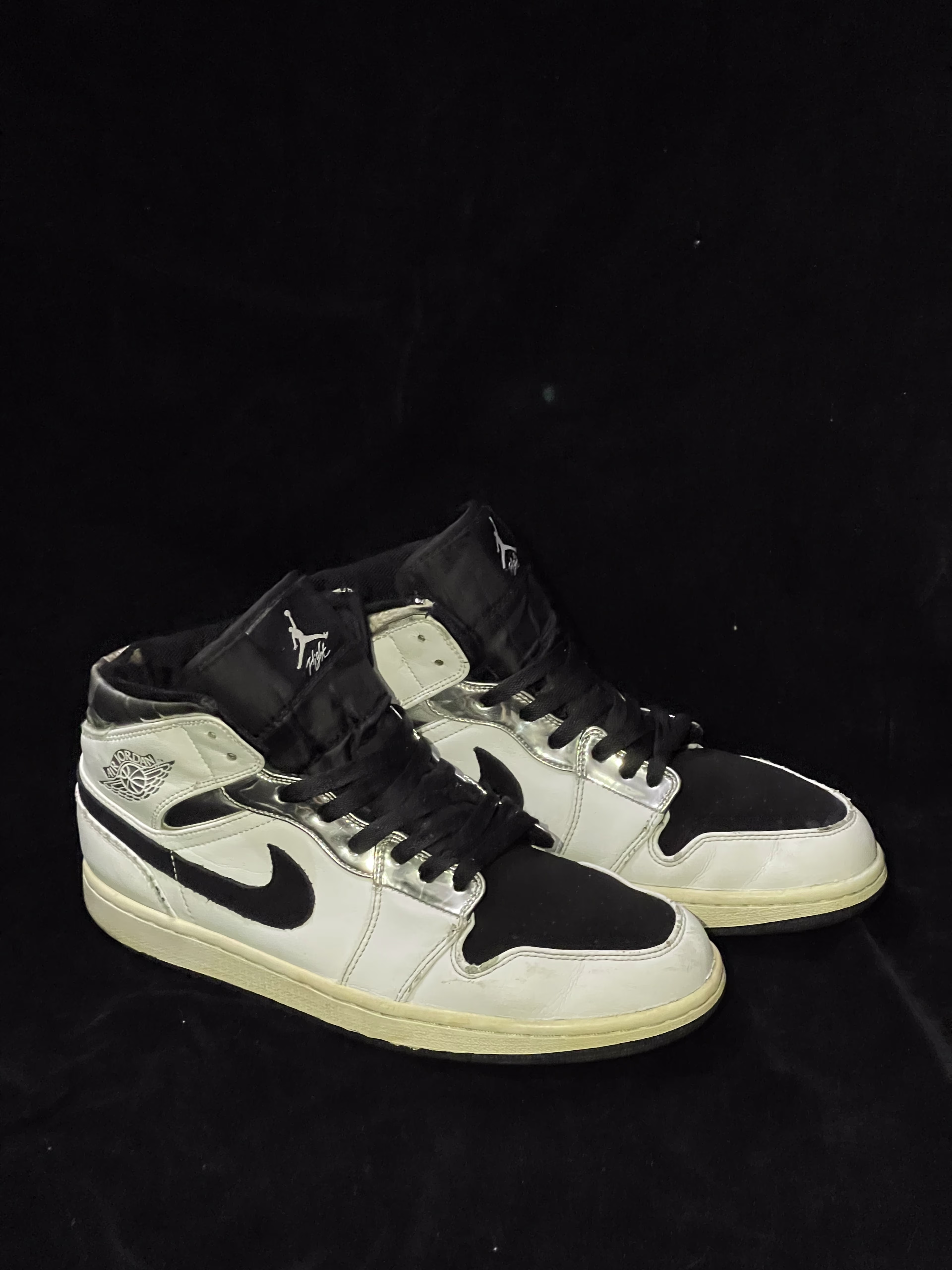 Jordan Jordan 1 mids white black - 9/10 Preloved basketball in Pakistan