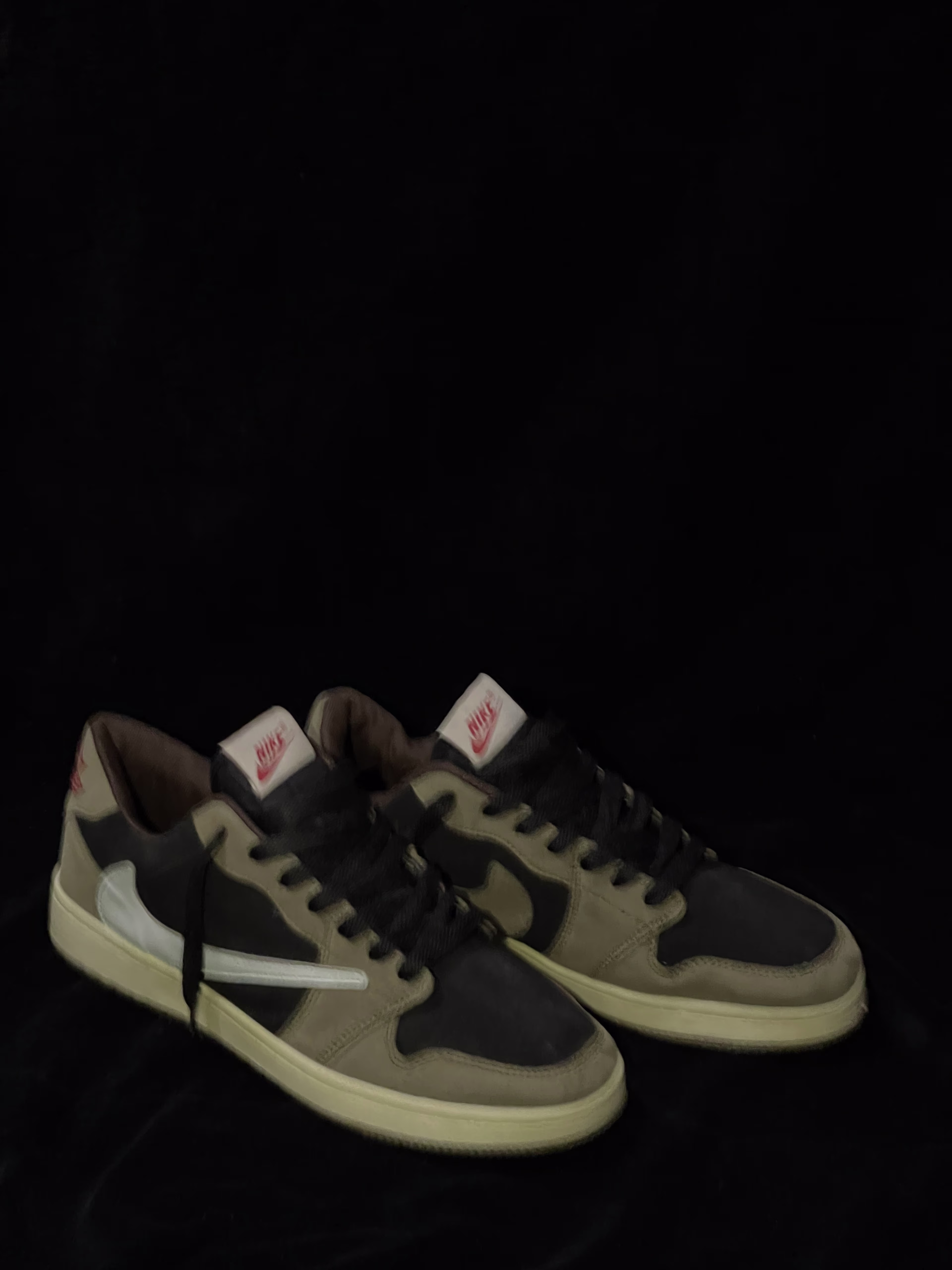 Travis Scott Jordan 1 low Travis Scott mocha - 9/10 Preloved basketball in Pakistan