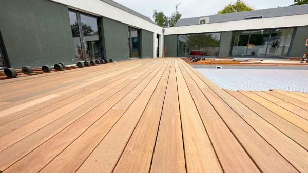 Terrasse Ipé 320 m² autour d'une Piscine à Nantes | Twic