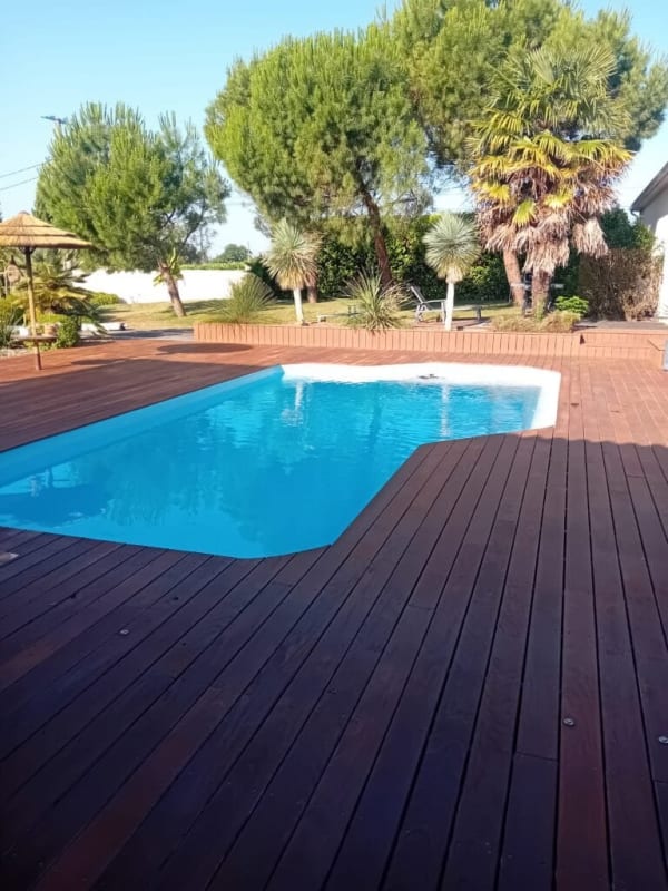 Entretien terrasse bois Cumaru 200 m² autour d’une piscine