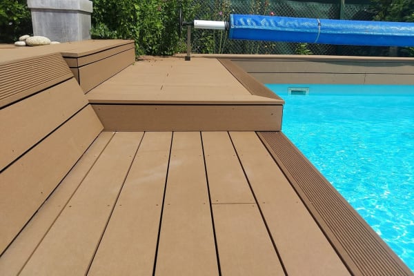 Terrasse composite installée autours d'une piscine Twic.Fr