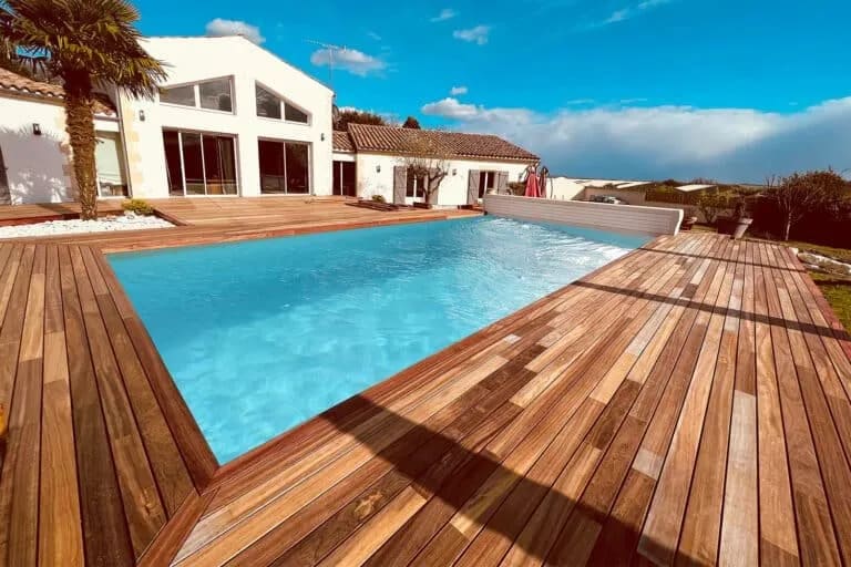 Extension de maison sublimée par une terrasse en bois clair au design épuré.