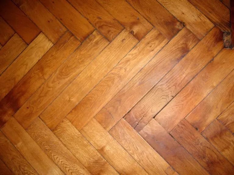 Parquet ciré au fini satiné offrant une atmosphère chaleureuse dans une pièce de vie.