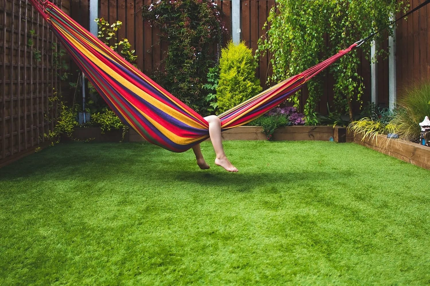 Espace de convivialité avec table et chaises installés sur un plancher en bois naturel pour l'été.
