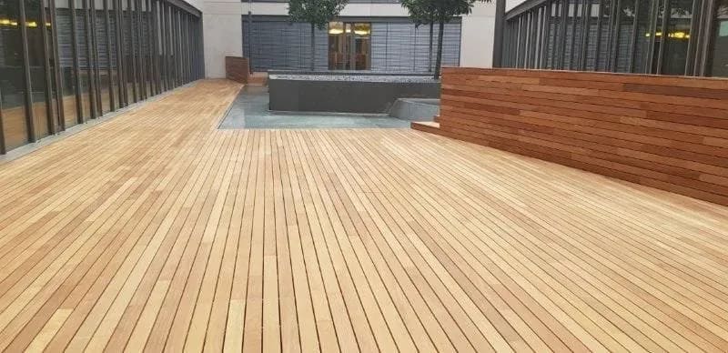 Détail de lames en bois exotique aux teintes chaudes et au grain fin pour un aménagement extérieur.