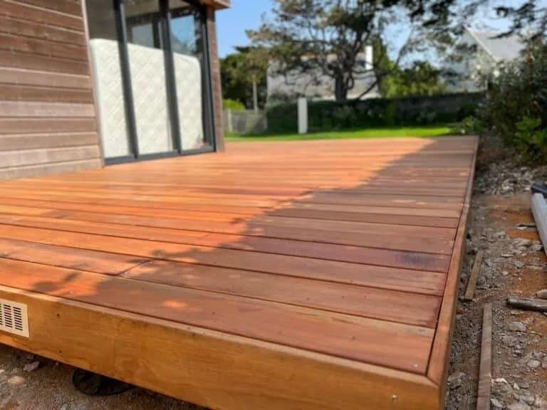 Alignement parfait de vis en inox apparentes pour la fixation robuste d'une terrasse en bois massif.