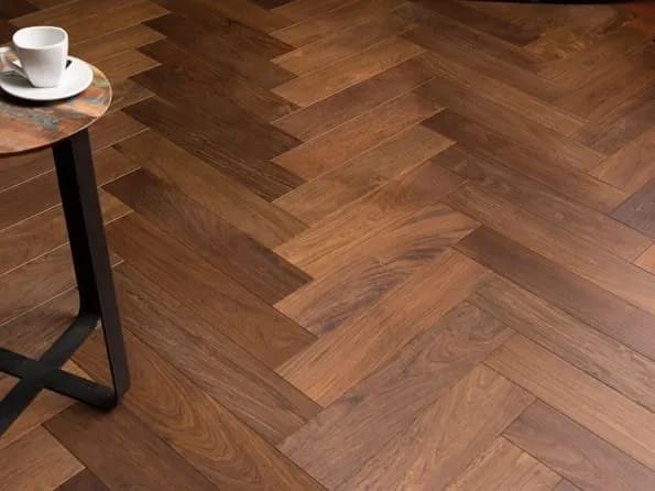 Parquet en chêne posé à bâton rompu formant un motif en zigzag dynamique et chaleureux.