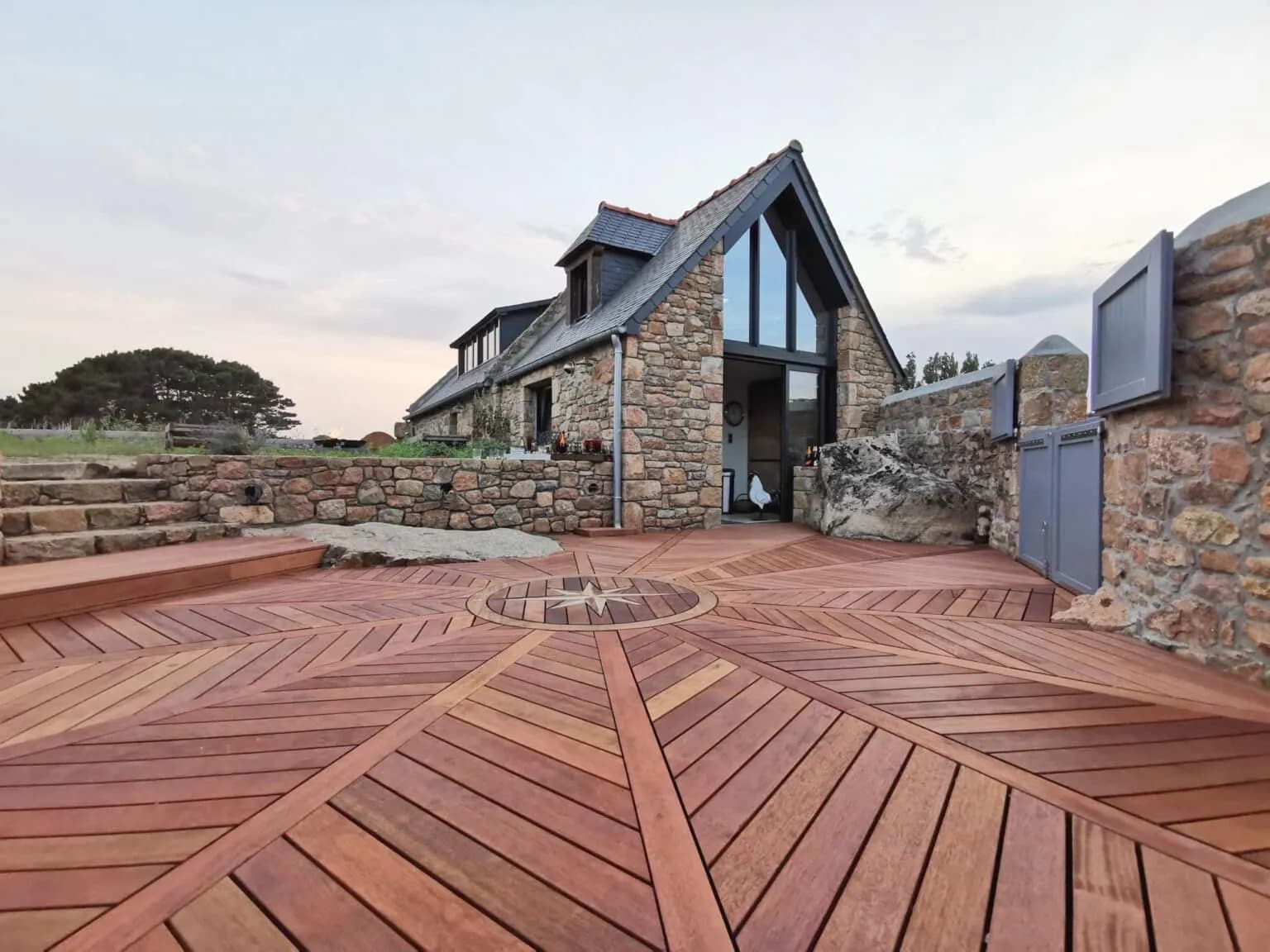 Gros plan sur le système Softline avec fixations invisibles sous les lames d'une terrasse en bois exotique.