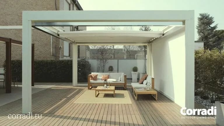 Coin détente zen sous une pergola avec fauteuils confortables et plantes vertes sur une terrasse.