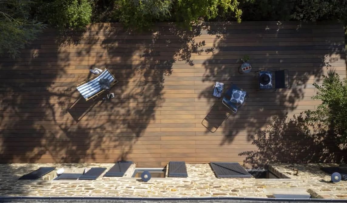 Installation de luminaires LED intégrés et mobilier intelligent sur une terrasse moderne.