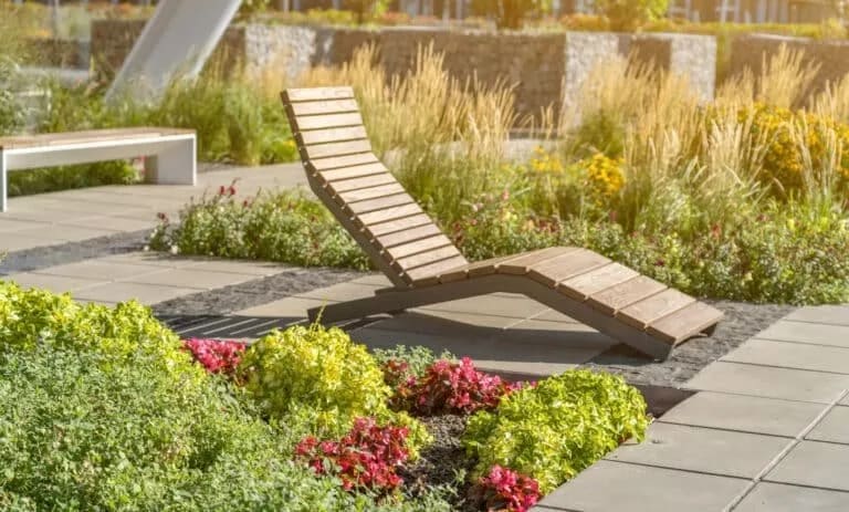 Mobilier de jardin compact et escamotable sur une terrasse urbaine moderne.