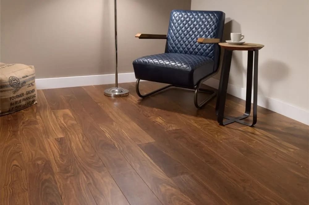 Salon moderne avec un parquet en chêne massif aux teintes claires.