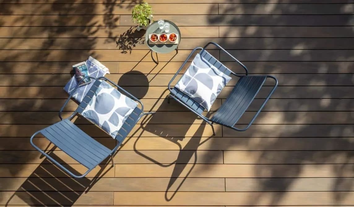 Terrasse en bois composite Silvadec Nuances Ipé affichant une couleur brune chaleureuse et durable.