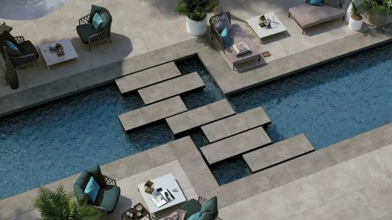 Terrasse moderne en lames de composite gris pour un aménagement extérieur résistant et esthétique.