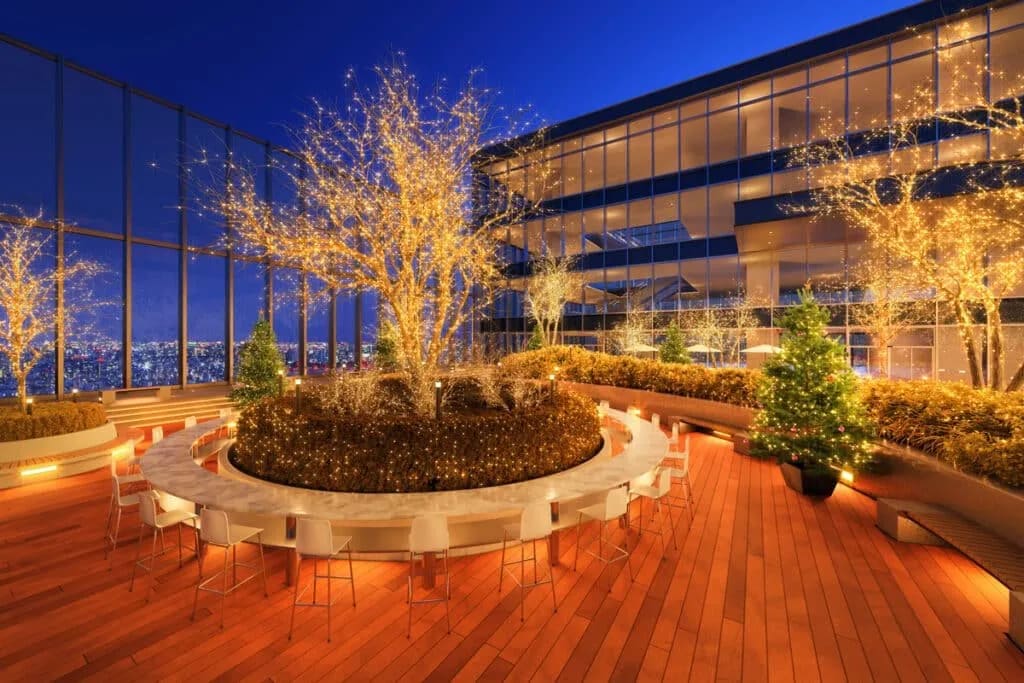 Aménagement d'une terrasse en bois décorée pour une réception élégante en plein air.