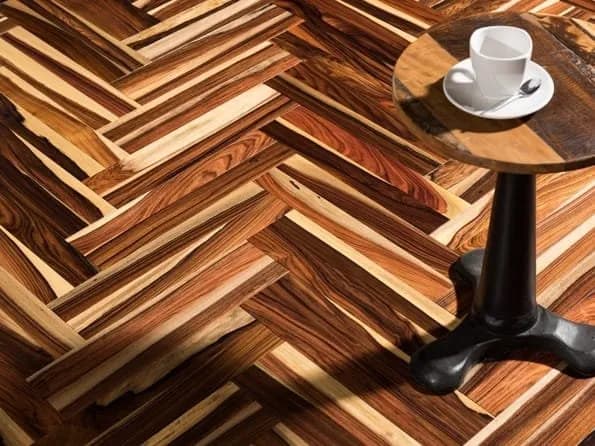 Vue d'ensemble de différents échantillons de parquet en bois massif aux teintes variées.