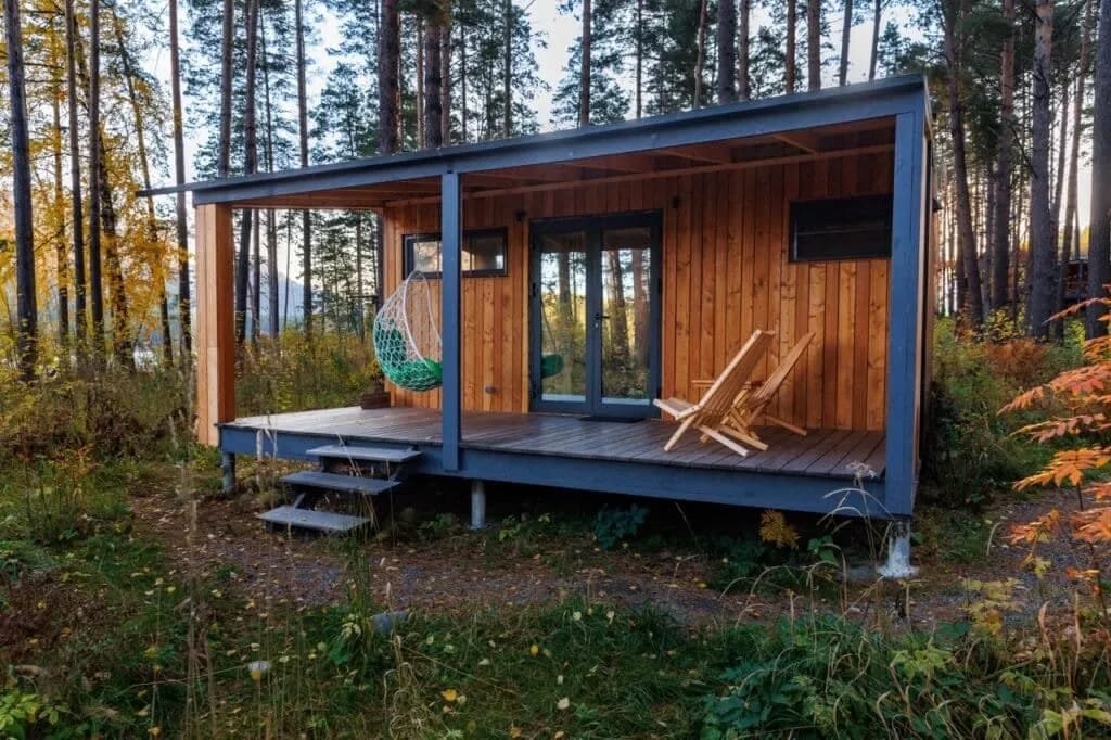Association harmonieuse d'une terrasse en bois et d'un bardage contemporain pour dynamiser le camping.