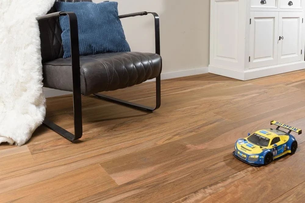 Parquet en bois massif aux finitions soignées pour un intérieur élégant et durable.