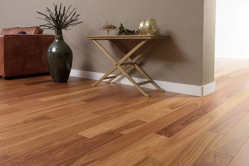 Pose de parquet en lames classiques de chêne clair dans un salon moderne et lumineux.