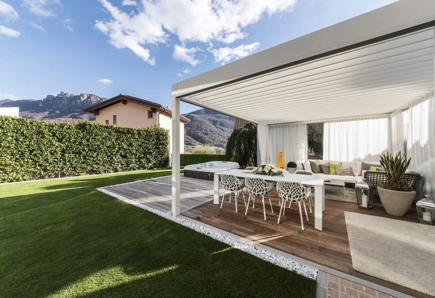Revêtement de sol extérieur en bois composite et exotique pour une terrasse durable.