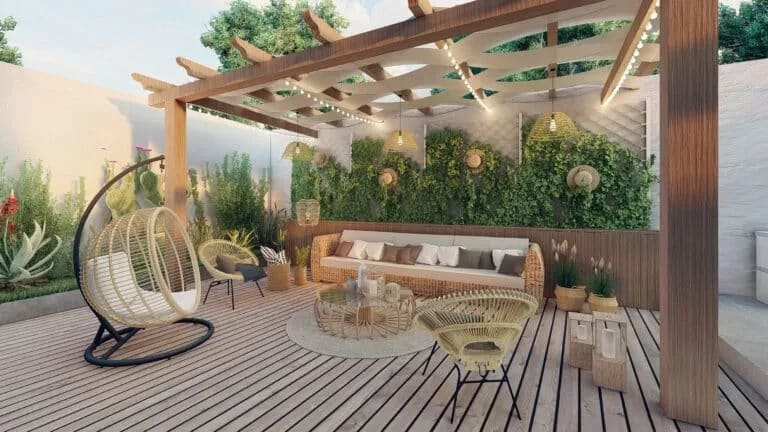Aménagement d'un petit balcon avec des lames de bois clair pour agrandir l'espace.