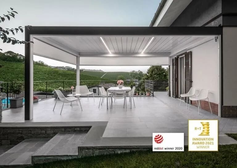 Structure de pergola au design minimaliste intégrée à l'architecture d'une maison contemporaine.