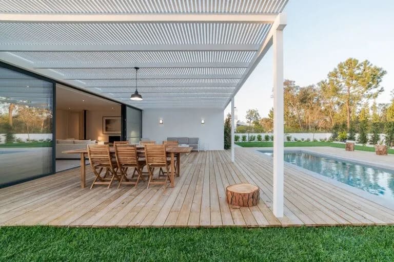 Gros plan sur les finitions invisibles et la texture d'une terrasse en bois de qualité.