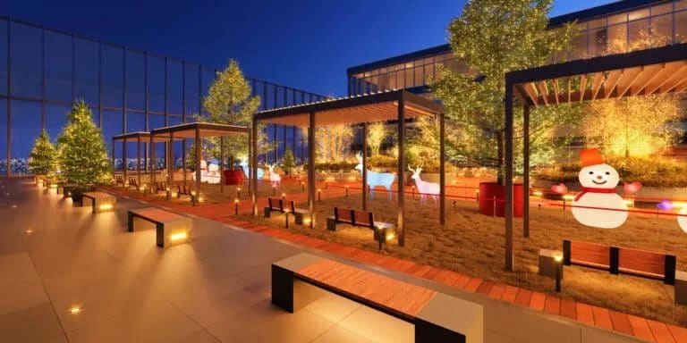 Terrasse ombragée par une pergola en bois agrémentée de plantes grimpantes pour plus de fraîcheur.