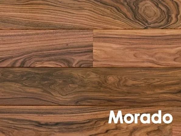 Harmonie entre mobilier design et parquet en bois blond scandinave.