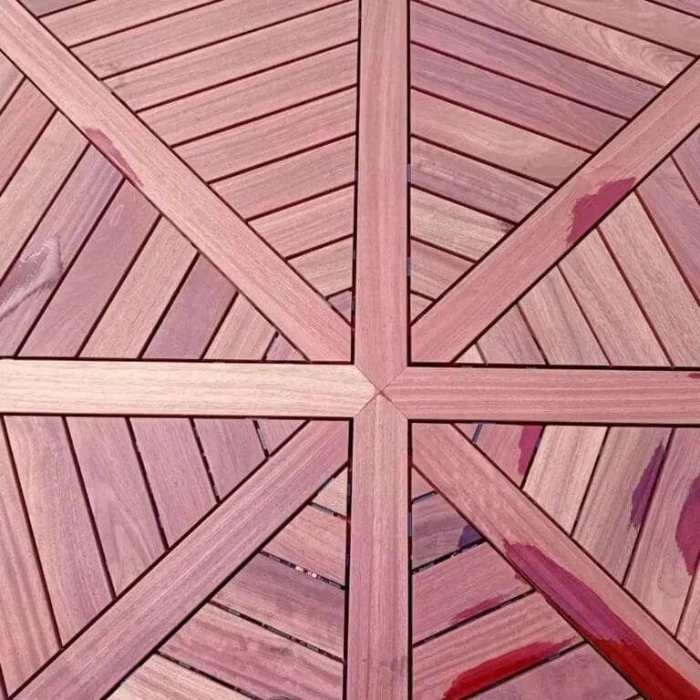 Vue d'ensemble de divers systèmes de fixation, clips et vis, pour la construction de terrasses en bois.
