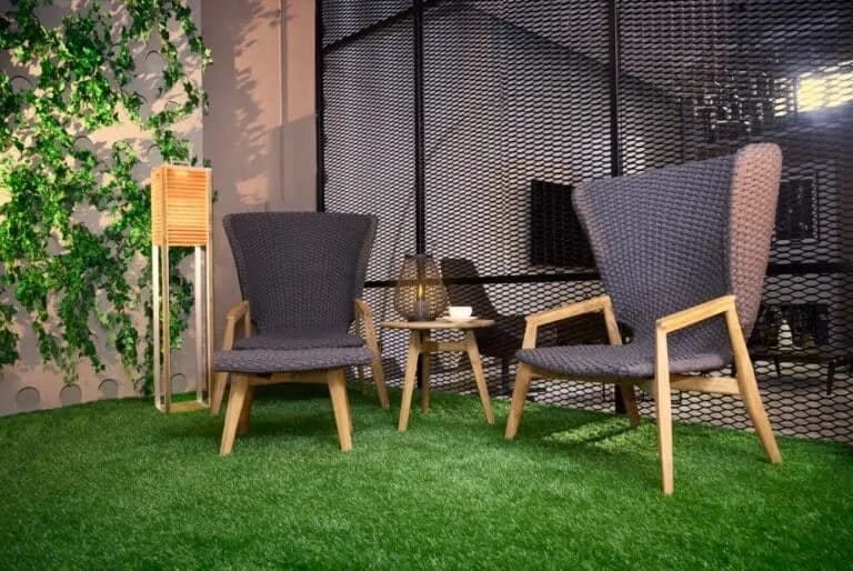 Petit jardin urbain transformé en oasis de verdure avec une terrasse en bois chaleureuse.