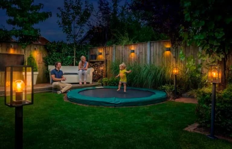 Éclairage LED encastré dans le sol d'une terrasse en bois pour baliser les contours avec élégance.