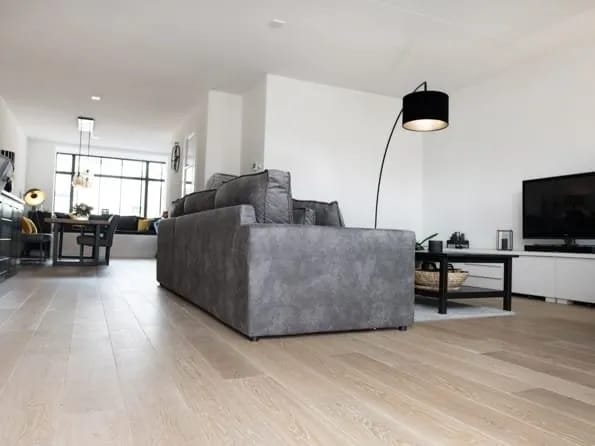 Pose classique de parquet en chêne en bâton rompu créant un motif géométrique élégant.