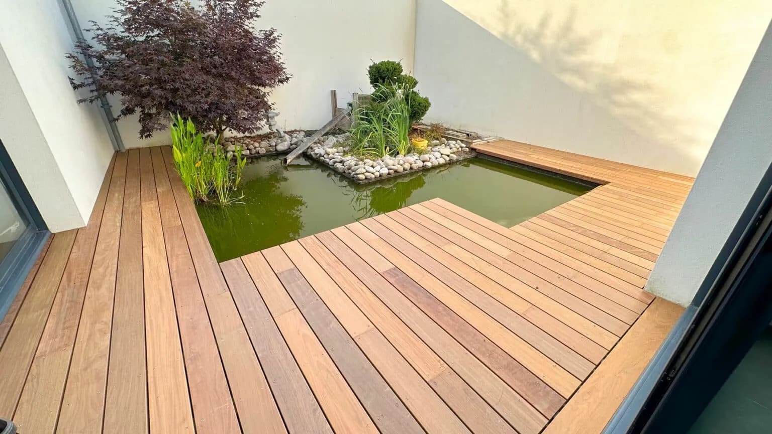 Lames de terrasse en bois exotique Cumaru offrant une grande résistance aux intempéries.