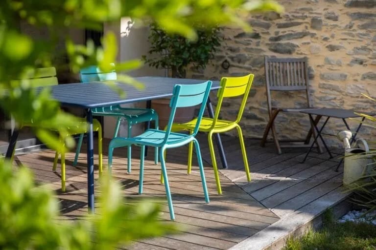 Aménagement de terrasse en bois avec éclairage LED intégré au sol.