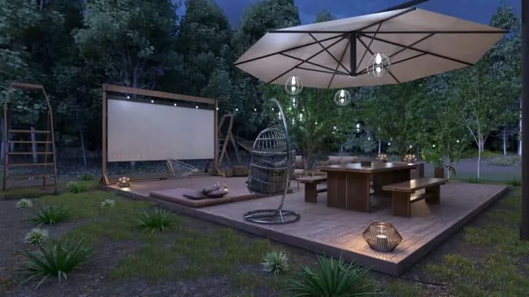 Grande terrasse collective en bois naturel favorisant les échanges au cœur d'un camping boisé.