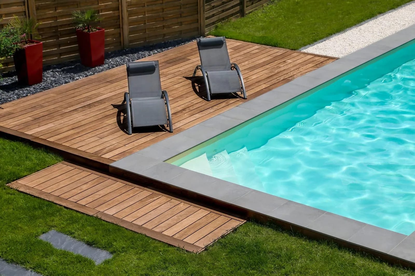 Détail de la texture et de la finition d'une terrasse en bois apportant du cachet à un bien immobilier.