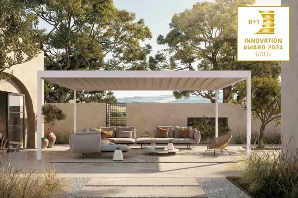 Pergola motorisée avec éclairage LED intégré sur une terrasse en bois pour une ambiance chaleureuse.