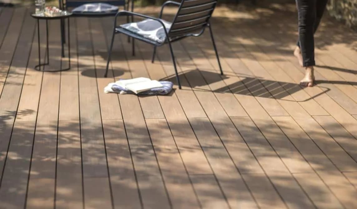 Terrasse en bois composite Silvadec posée sans vis apparentes pour une surface parfaitement lisse.