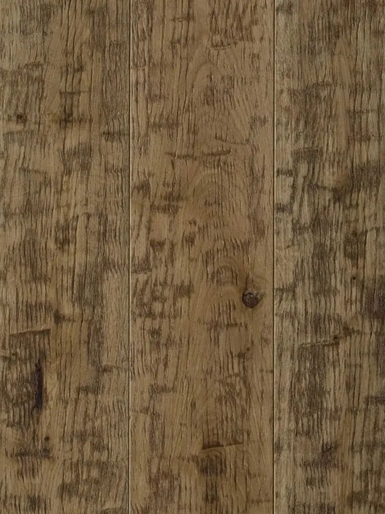 Alignement parfait de lames de parquet larges pour une décoration intérieure moderne.