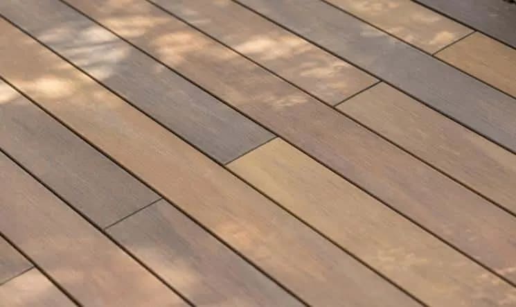 Aménagement extérieur durable avec une terrasse en composite Silvadec fabriquée en France et écoresponsable.