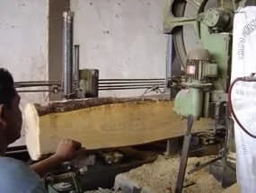 Texture et reflets de lames de parquet en bois précieux sélectionnées par INPA.