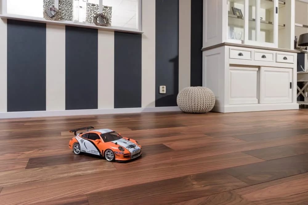 Parquet en bois exotique aux reflets sombres et chaleureux pour une salle de bain luxueuse.