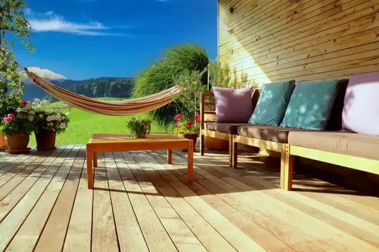 Vue d'ensemble d'une terrasse en bois exotique valorisant l'investissement sur le long terme.