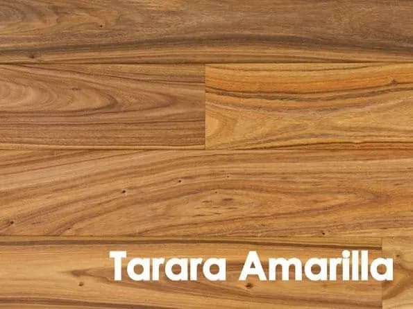 Texture lisse et soyeuse d'un parquet intérieur vitrifié mat.