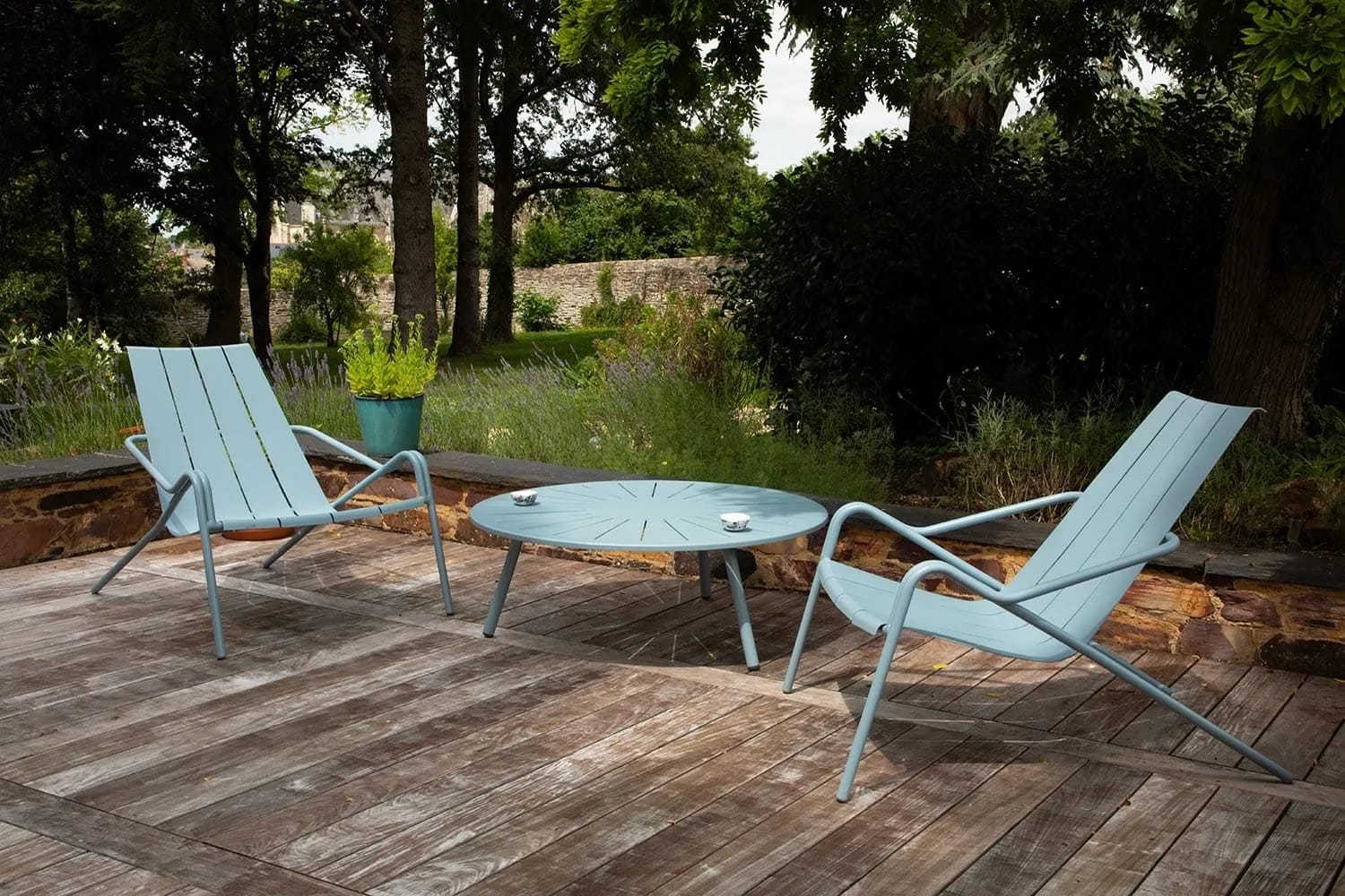 Décoration de terrasse avec tapis d'extérieur, lanternes et coussins colorés pour un espace cocon.