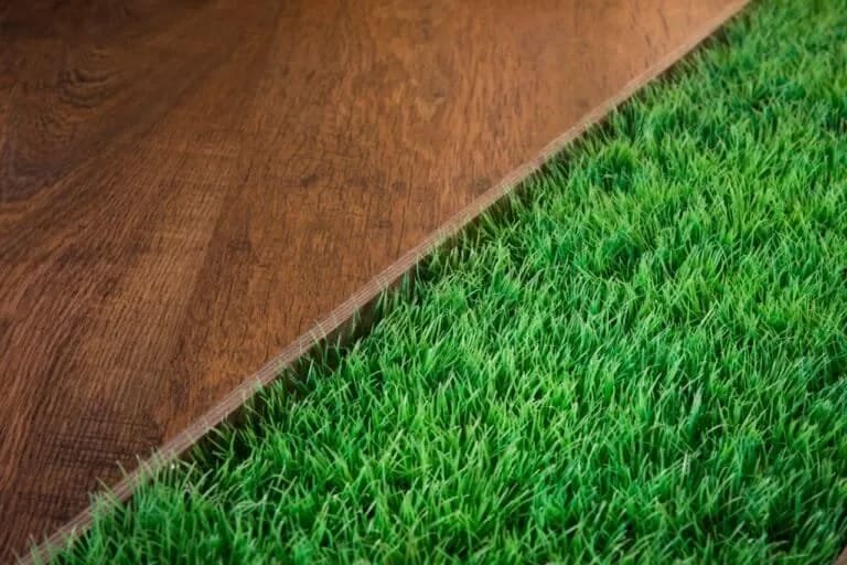 Bordures en bois naturel délimitant harmonieusement les allées et les massifs du jardin.